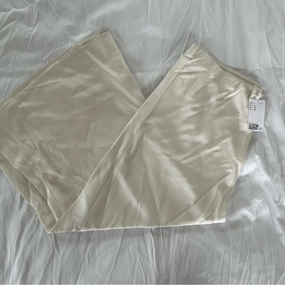 H&M Cream Satin Skirt - Picture 3 of 6